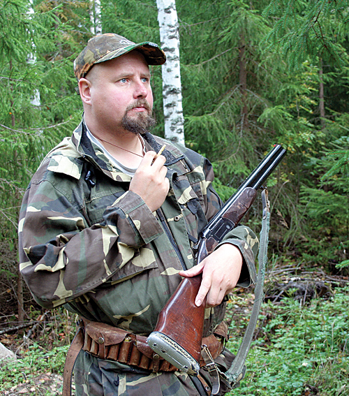 Sampsa Liimola ei kannattele k&auml;dess&auml;&auml;n savuketta vaan isois&auml;ns&auml; veist&auml;m&auml;&auml; pyynkutsupilli&auml;. Siihen puhaltamalla houkutellaan saalista.