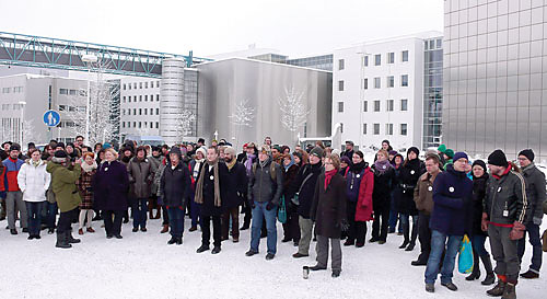 Noin sata tamperelaista osoitti mieltään Oulun yliopistolla alkaneita yt-neuvotteluita vastaan. Arviolta puolet mielenosoittajista oli yliopiston henkilökuntaa.