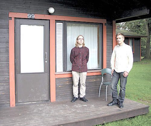 Jyrki Suomi (vas) ja Tobias Ekfors ovat löytäneet tilapäiskodin Härmälän leirintäalueen mökistä. Onhan täällä ainakin luonto lähellä, se on bonusta, Ekfors toteaa.