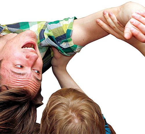 Aleksi Holkko opiskelee englantia laulamalla Hair-musikaalin Age of Aquarius -kappaletta p&auml;&auml; alasp&auml;in. 