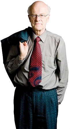 Professori saapuu kuvauksiin siisti puku p&auml;&auml;ll&auml;&auml;n, mutta laukusta l&ouml;ytyy eksoottisempia paitoja.