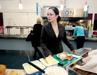 Ranskan kielt&auml; opiskeleva Tiina Ronkainen voisi maksaa ateriasta hieman nykyist&auml; enemm&auml;n mutta ei yli nelj&auml;&auml; euroa.