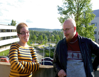 Savo-Karjalaisen osakunnan Noora Penttinen ja Pohjalaisen osakunnan Antti Kaakinen tuntevat toisensa hyvin. Osakuntien j&auml;senm&auml;&auml;r&auml;t ovat niin pienet, ett&auml; seurustella pit&auml;&auml; naapurienkin kanssa. Kuva: Tuomo Tamminen