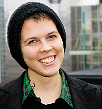 Suurimman vaalivoiton saaneen Vihre&auml;n vasemmiston &auml;&auml;niharavaa Pieta Hyv&auml;rist&auml; hymyilytti.