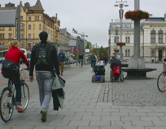 Vaikka Keskustorin reunusta (kuvassa vasemmalla) on kivetty erilaisin p&auml;&auml;llystein, siin&auml; ei ole erillist&auml; py&ouml;r&auml;kaistaa.