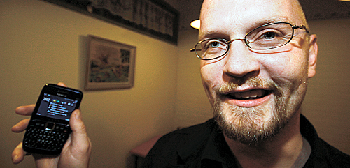 Seppo S&auml;&auml;m&auml;en suoran demokratian ty&ouml;kalu on s&auml;hk&ouml;postiominaisuudella varustettu puhelin, jonka vuosittaiset yll&auml;pitokustannukset ovat noin nolla euroa.