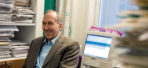 Kymmenen vuotta olen t&auml;&auml;ll&auml; viel&auml; opiskelijoiden kiusana, Seppo Saloranta sanoo ja virnist&auml;&auml; hyv&auml;ntuulisesti