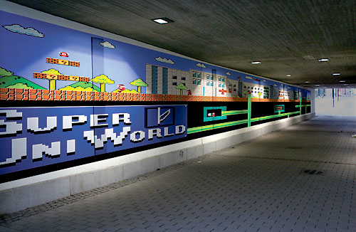 N&auml;in upealta Super UniWorld -teos n&auml;ytt&auml;isi tunnelin sein&auml;lle kiinnitettyn&auml;.
