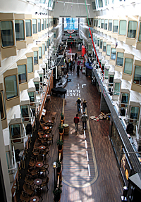 Laivan k&auml;velykatu vastaa kunnan p&auml;&auml;katua.