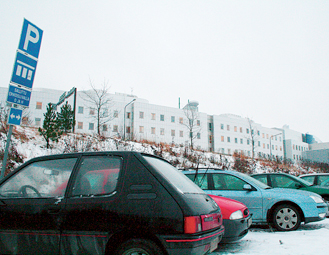 Soraparkin vuokrasopimus on loppunut, mutta moni k&auml;ytt&auml;&auml; parkkia yh&auml;.
