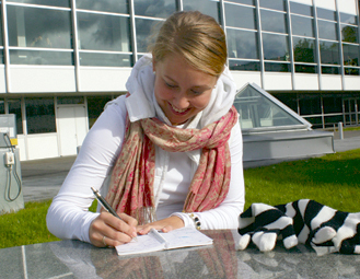 Heli-Maija Tonttia ei stressaa, vaikka kalenteri t&auml;yttyy sek&auml; ty&ouml;vuorojen ett&auml; opiskelujen aikatauluista.