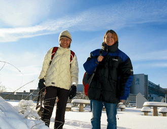 Chienting Weng ja Felicia Stroud seurustelevat suomalaisen kanssa, mikä on helpottanut heidän sopeutumistaan. Kuva: Simo Holopainen.