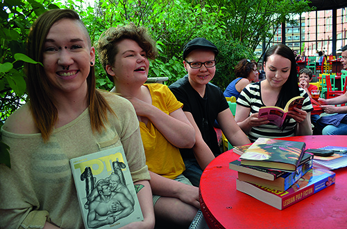 Jenna Pikkarainen (vas.), Ella Paija, Luca Tainio ja Titta R&auml;s&auml;nen j&auml;rjestiv&auml;t itsellens&auml; kes&auml;opintoja. Sukupuolentutkimuksen opiskelijat tutustuvat Telakan p&ouml;yd&auml;ss&auml; pornotutkimukseen.