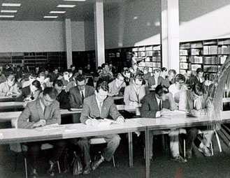 1960-luvulla opiskelu oli niin kunniakasta, ett&auml; puku oli opiskelijalle tavallinen asuste.
