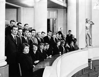 Kunnalliskerho vieraili eduskuntatalolla vuonna 1962. Nimens&auml; se muutti Staabiksi vuonna 1966.
