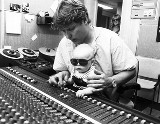 Vaikka Tamy olikin radiotoimijana todellinen keltanokka, Radio 957:n studiop&ouml;yd&auml;n takana ei 1980-luvullakaan h&auml;&auml;r&auml;illyt vakituisesti ihan n&auml;in nuorta porukkaa.