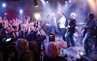 Mikko Leppilampi sai avustajat innostumaan kerta toisensa j&auml;lkeen. Yo-talon takaosa oli humalaisten sijasta t&auml;ynn&auml; kamera- ja valohenkil&ouml;kuntaa.